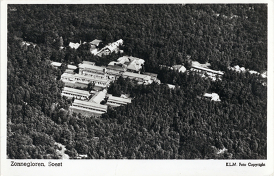 14508 Luchtfoto van het gebouwencomplex van het sanatorium Zonnegloren (Soesterbergsestraat) te Soest uit het ...